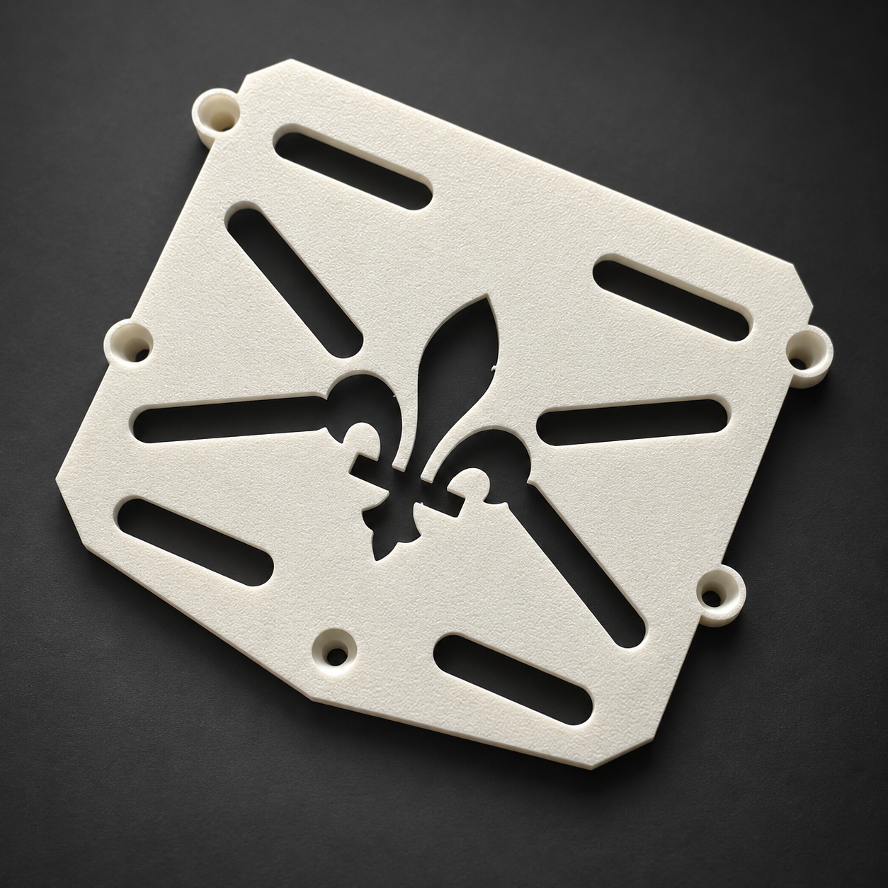Plaquette Fleur de lys imprimée en 3D en PETG blanc sur fond noir
